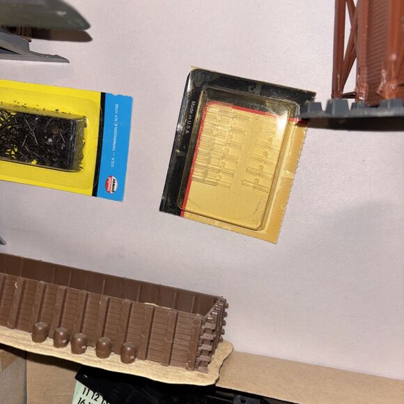 Model Train HO Bldgs Water Tower A Lot Of Track Transformer Small Accents As Is - Picture 8 of 16